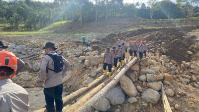 Pulihkan Akses Warga, Brimob Jambi Bangun Jembatan Darurat di Agam