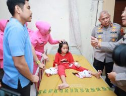 Bertemu Saat Banjir Rob Sei Tabuk, Kapolda Kalsel Tanggung Biaya Pengobatan Dua Anak Yatim Piatu