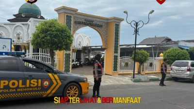 Polwan Ditsamapta Polda Bengkulu Amankan Sholat Jumat