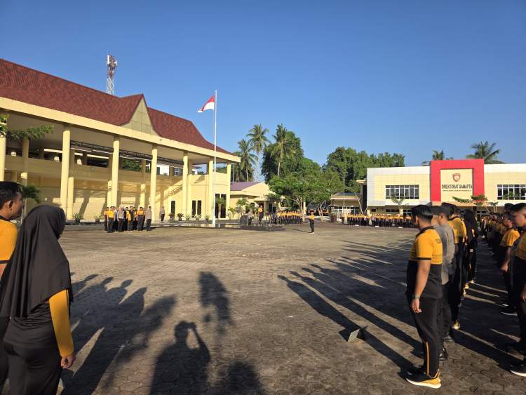 Kabid Propam Polda Bengkulu Kombes Pol Sugeng Pujihartono pimpin apel olahraga pagi