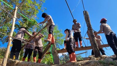 Kapolres Gayo Lues bersama warga membangun jembatan gantung pascabanjir