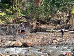 Pulihkan Pascabanjir Bandang, Tim SAR Resimen II Pelopor Bersihkan Sungai di Agam