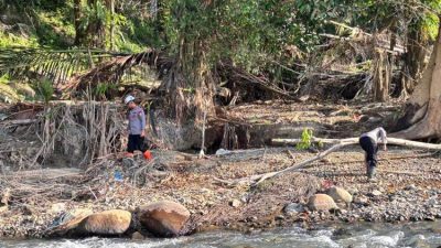 Personel Tim SAR Resimen II Pasukan Pelopor membersihkan sungai pascabanjir bandang di Desa Kampung Tengah, Kabupaten Agam, Sumatera Barat