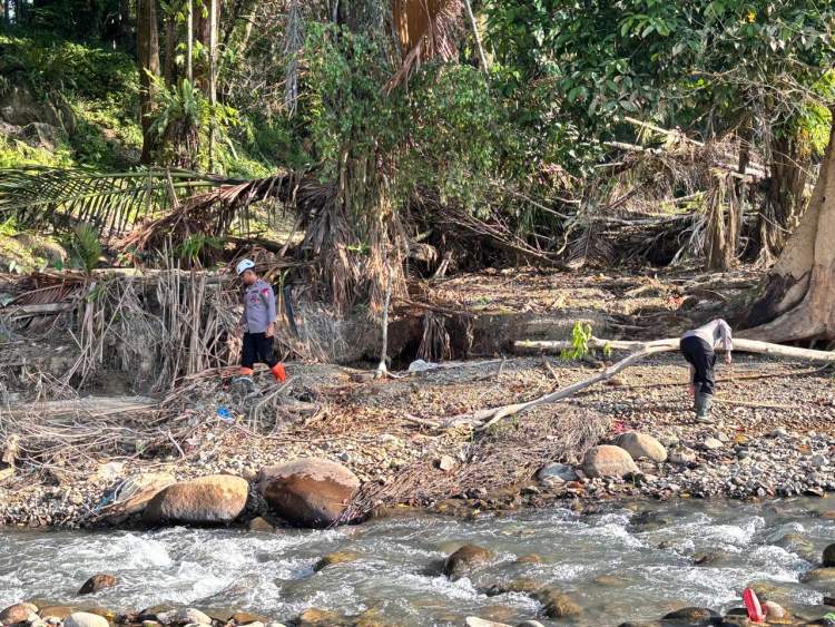 Personel Tim SAR Resimen II Pasukan Pelopor membersihkan sungai pascabanjir bandang di Desa Kampung Tengah, Kabupaten Agam, Sumatera Barat