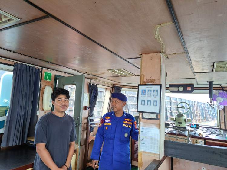 Personel Ditpolairud Polda Bengkulu melakukan patroli laut di perairan Lempuing dan memberikan imbauan keselamatan kepada nelayan