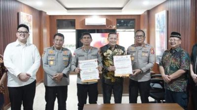 Kapolda Aceh Irjen Pol Marzuki Ali Basyah menerima bantuan 1,2 juta PIN e-learning untuk siswa korban bencana di Aceh