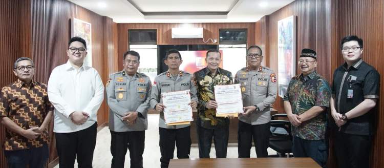 Kapolda Aceh Irjen Pol Marzuki Ali Basyah menerima bantuan 1,2 juta PIN e-learning untuk siswa korban bencana di Aceh