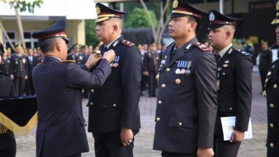 Kapolda Bengkulu Irjen Pol Mardiyono memimpin upacara penganugerahan Satyalancana Pengabdian kepada personel Polda Bengkulu