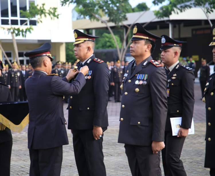 Kapolda Bengkulu Irjen Pol Mardiyono memimpin upacara penganugerahan Satyalancana Pengabdian kepada personel Polda Bengkulu