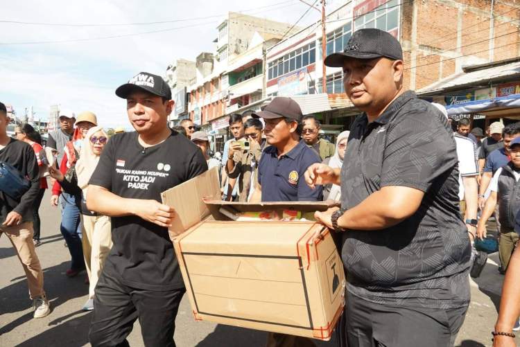 Wali Kota Bengkulu Dedy Wahyudi mendampingi relokasi PKL KZ Abidin I ke Pasar Tradisional Modern Bengkulu