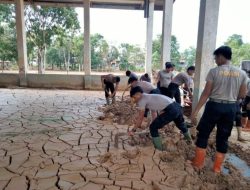 Brimob Polda Sumut Bersihkan Lumpur di Aula SMP Swasta Santo Fransiskus Pandan Pascabencana