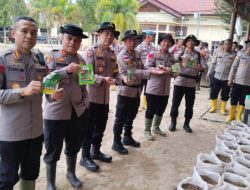 Lumpur Banjir Jadi Media Tanam, Kapolda Aceh Salurkan 20 Ribu Karung untuk Warga Aceh Tamiang