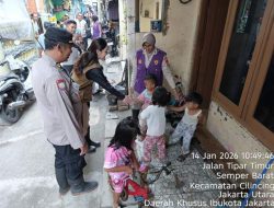 Polri dan Mahasiswa UI Dampingi Warga Cilincing Pulih Pascabanjir