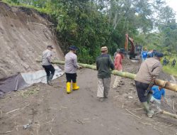 Polsek Kute Panang dan Warga Bersatu Cegah Longsor di Lukup Sabun Barat