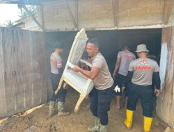 Brimob Polda Sumut Gotong Royong Bersihkan Rumah Warga Pascabencana