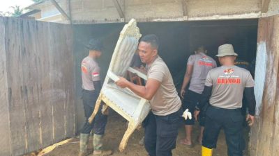 Brimob Polda Sumut Gotong Royong Bersihkan Rumah Warga Pascabencana