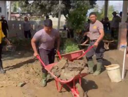 Pulihkan Sekolah Pascabanjir Bandang, Polres Bireuen Bersihkan SDN 11 Kutablang