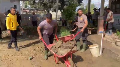 Pulihkan Sekolah Pascabanjir Bandang, Polres Bireuen Bersihkan SDN 11 Kutablang