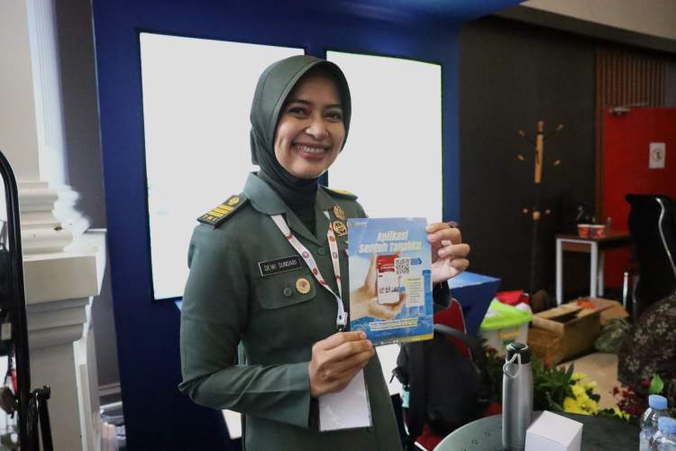 Masyarakat mengunjungi booth ATR/BPN dan memperoleh informasi layanan pertanahan di Kabupaten Bogor