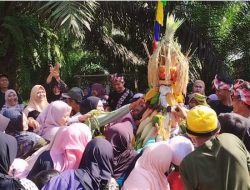 Sedekah Bumi Sumber Mukti, Warga Arak Hasil Alam dan Pererat Kebersamaan