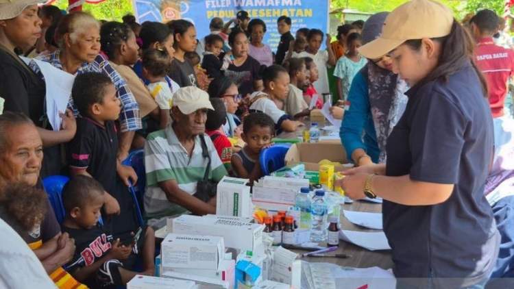 Petugas kesehatan melayani pemeriksaan Cek Kesehatan Gratis bagi masyarakat di Papua