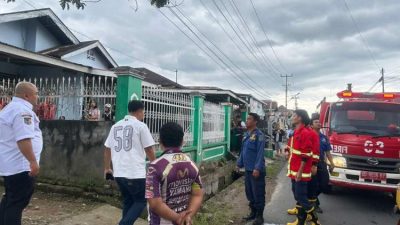 Petugas Polres Rejang Lebong melakukan olah TKP kebakaran rumah akibat korsleting listrik