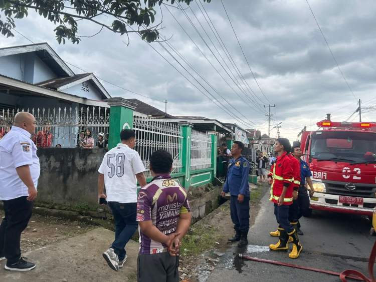 Petugas Polres Rejang Lebong melakukan olah TKP kebakaran rumah akibat korsleting listrik