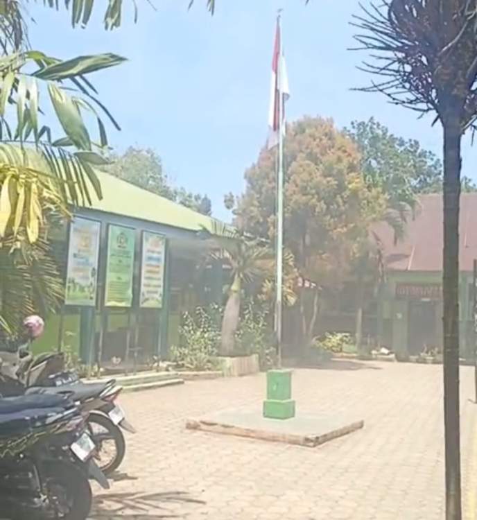 Asap pabrik PT PMS diduga mencemari lingkungan MIN 5 Bengkulu Tengah dan mengganggu aktivitas belajar siswa
