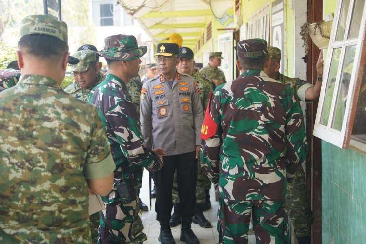 Wakil Panglima TNI dan Gubernur Akpol meninjau pembersihan pascabanjir di Aceh Tamiang bersama Taruna Akpol