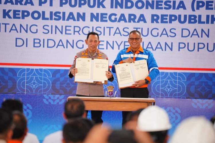 Kapolri Listyo Sigit Prabowo menandatangani MoU dengan PT Pupuk Indonesia untuk pendistribusian pupuk tepat sasaran bagi petani Indonesia.
