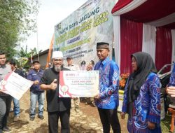 Desa Tanah Hitam Juara SADESAHE, Gubernur Serahkan Rp1 Miliar