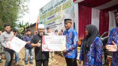 Gubernur Bengkulu Helmi Hasan menyerahkan hadiah Rp1 miliar kepada Desa Tanah Hitam juara SADESAHE di Bengkulu Utara