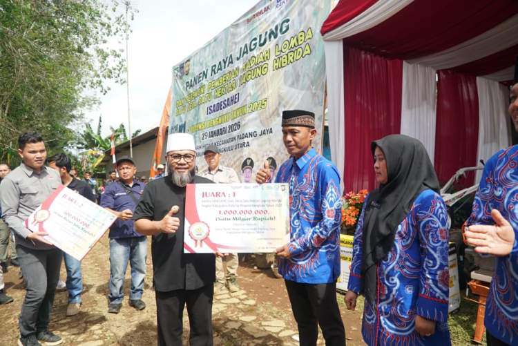 Gubernur Bengkulu Helmi Hasan menyerahkan hadiah Rp1 miliar kepada Desa Tanah Hitam juara SADESAHE di Bengkulu Utara