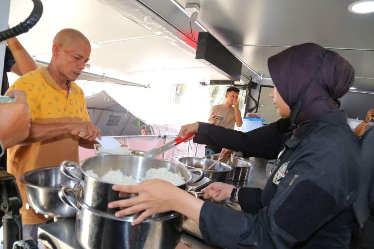 Taruna Akademi Kepolisian memasak di dapur lapangan Latsitardanus 2026 untuk warga terdampak bencana di Aceh Tamiang