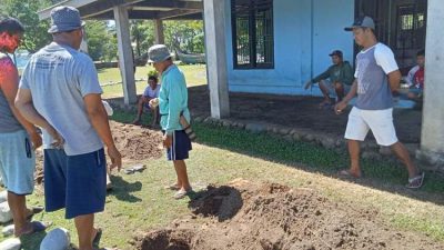 Warga RT 07 Kampung Nelayan Bandar Ratu bergotong royong menggali pondasi pagar Masjid Al Muhajirin jelang Ramadhan.