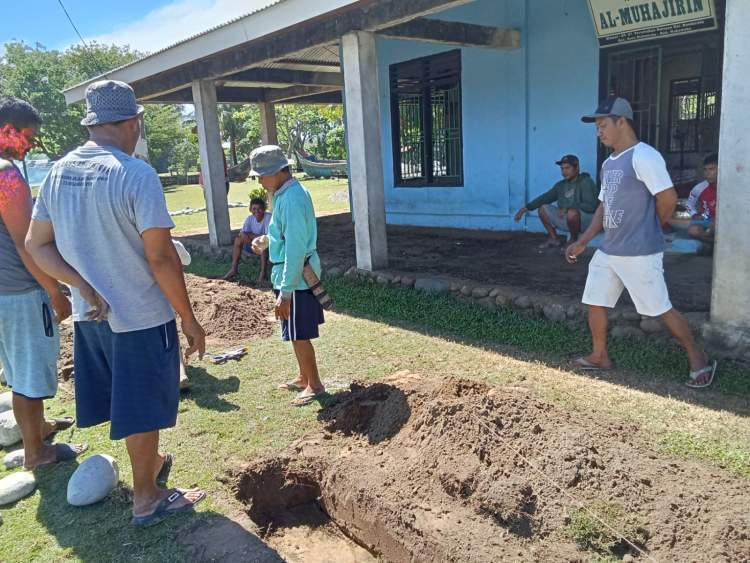 Warga RT 07 Kampung Nelayan Bandar Ratu bergotong royong menggali pondasi pagar Masjid Al Muhajirin jelang Ramadhan.