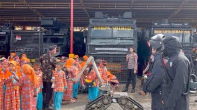 Siswa SD IT Insan Kamil Kunjungi Mako Brimob Bengkulu