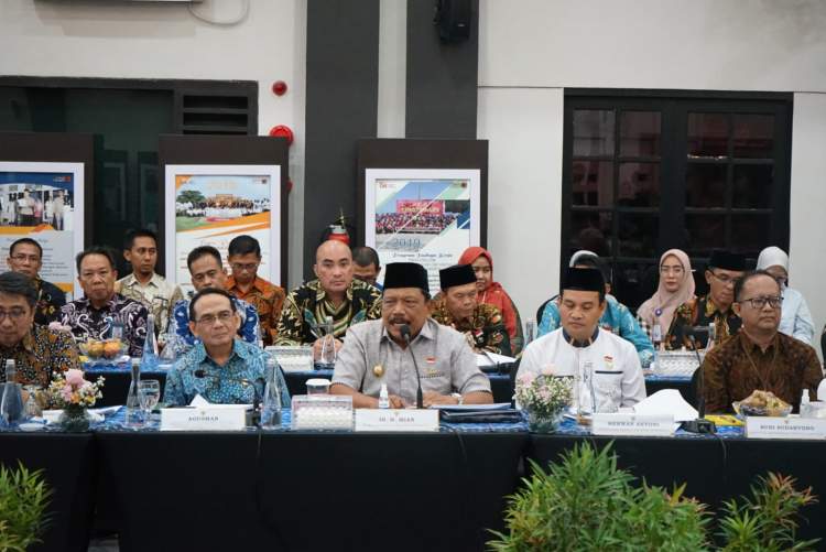 Anggota Komisi XI DPR RI dan Wakil Gubernur Bengkulu saat rapat kerja dengan OJK Provinsi Bengkulu