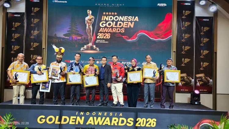 Bupati Rejang Lebong Fikri Thobari menerima Indonesia Golden Awards 2026 di Bali