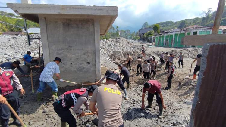 Polri dan warga membersihkan Meunasah Al Taqwa di Bener Meriah pascabanjir menjelang Ramadan