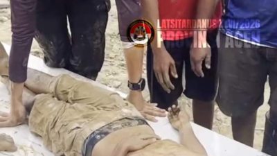 Taruna Akpol mengevakuasi anak yang hanyut di sungai Aceh Tamiang saat kegiatan bakti sosial pascabanjir