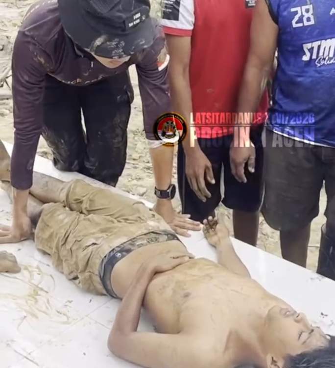 Taruna Akpol mengevakuasi anak yang hanyut di sungai Aceh Tamiang saat kegiatan bakti sosial pascabanjir