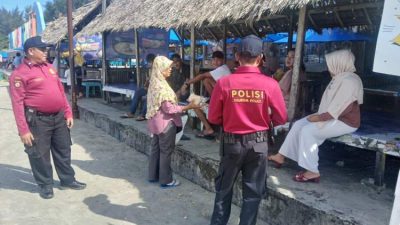 Petugas Ditpamobvit Polda Bengkulu melakukan patroli dialogis di Pantai Panjang memberikan himbauan kamtibmas kepada wisatawan