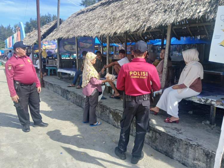 Petugas Ditpamobvit Polda Bengkulu melakukan patroli dialogis di Pantai Panjang memberikan himbauan kamtibmas kepada wisatawan