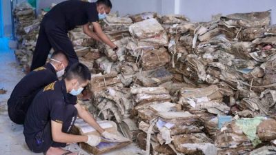 Taruna/i STPN sedang melakukan restorasi arsip pertanahan pascabencana Aceh Tamiang di bawah pengawasan ANRI dan ATR/BPN