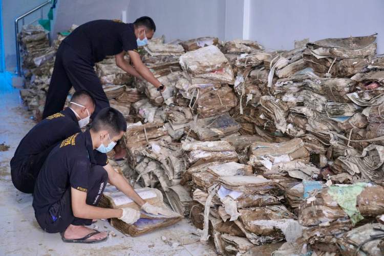 Taruna/i STPN sedang melakukan restorasi arsip pertanahan pascabencana Aceh Tamiang di bawah pengawasan ANRI dan ATR/BPN