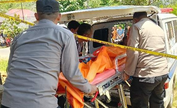 Petugas kepolisian melakukan olah TKP di lokasi penemuan jenazah ibu hamil di Desa Air Kopras, Lebong.