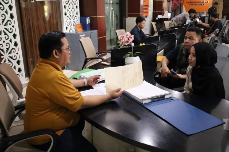 Masyarakat mengambil produk hasil roya melalui layanan PELATARAN di Kantor Pertanahan Kota Bandung