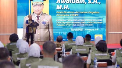 Kepala Biro ATR/BPN Awaludin menyerahkan taruna/i STPN untuk restorasi arsip