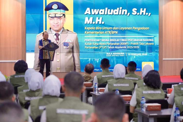 Kepala Biro ATR/BPN Awaludin menyerahkan taruna/i STPN untuk restorasi arsip